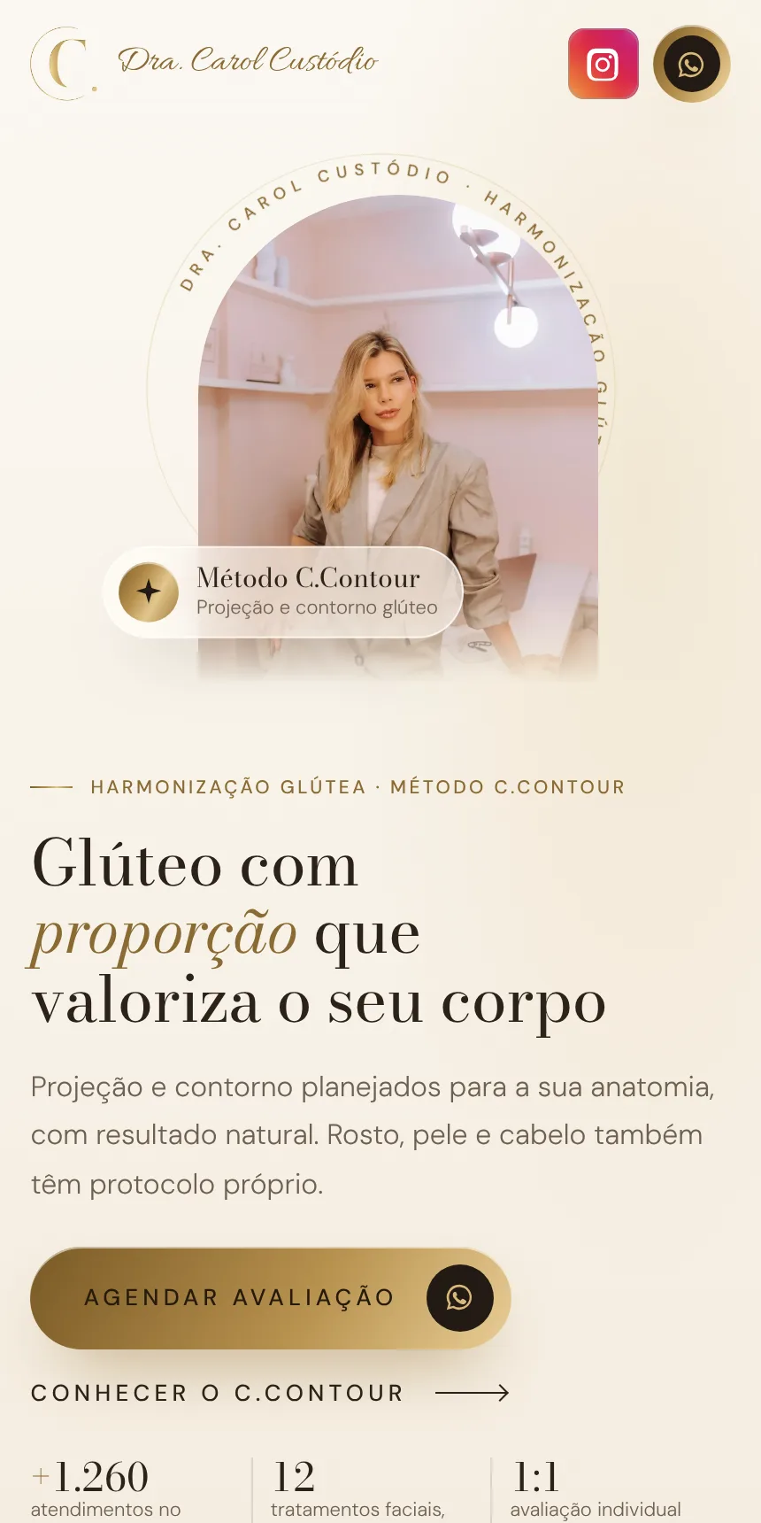 Site da Dra. Carol Custódio no celular: nome e registro profissional, foto dela no consultório, título e botão Agendar avaliação